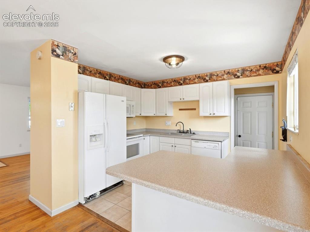 Image 11 of 31: Kitchen