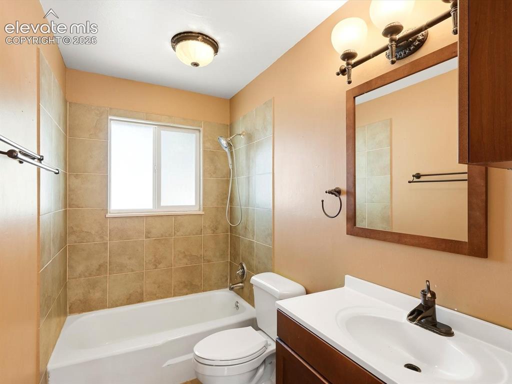 Image 24 of 31: Bathroom