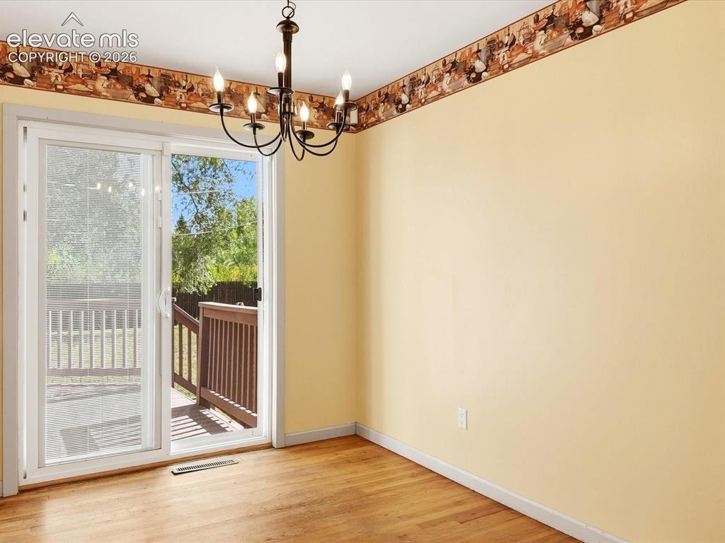 Image 9 of 31: Dining Area