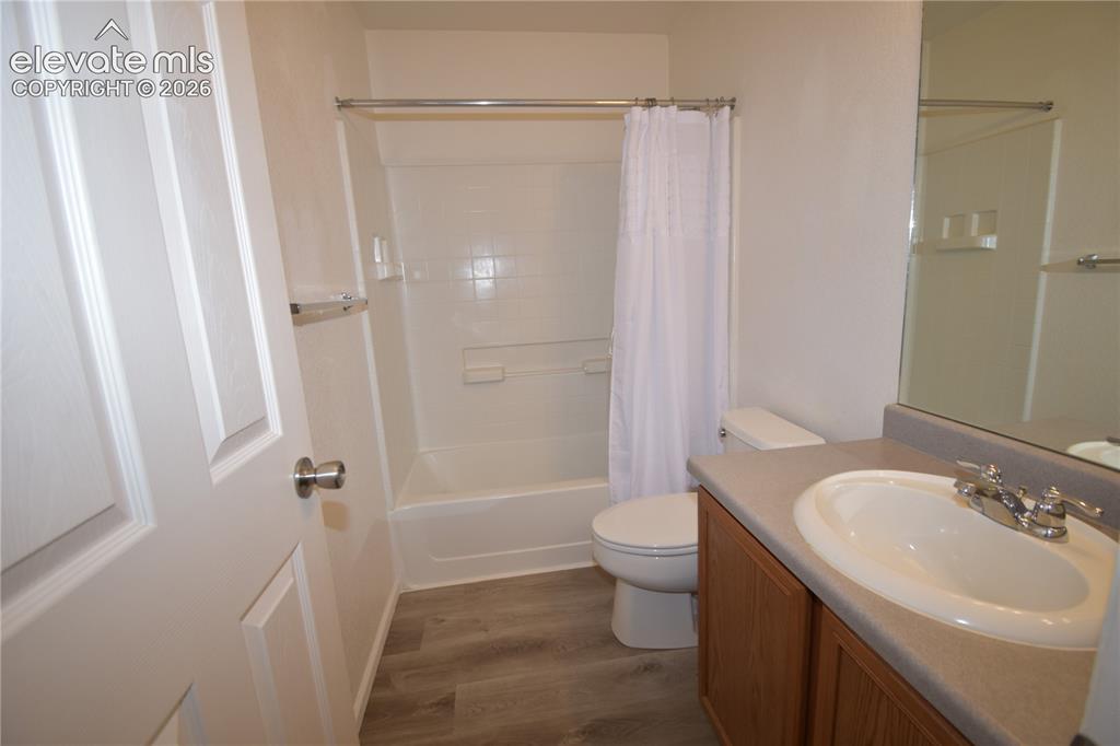 Image 4 of 8: Bathroom