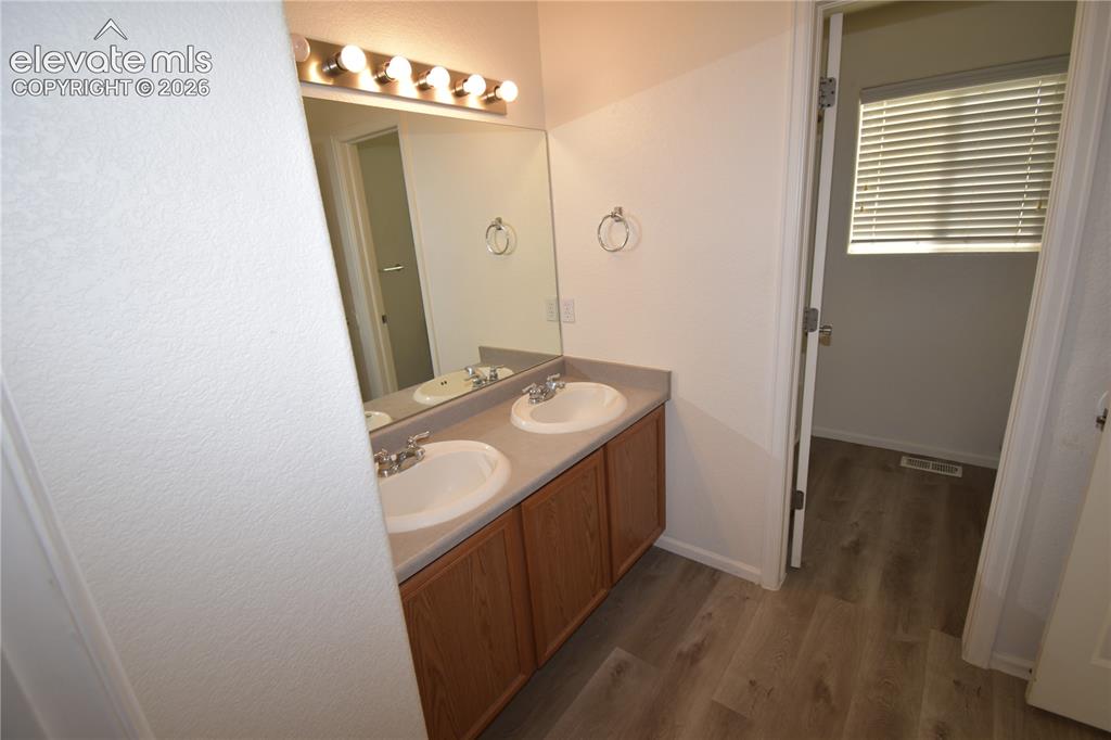 Image 5 of 8: Bathroom