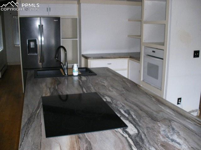 Image 10 of 50: Kitchen