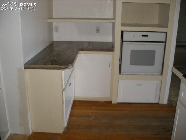 Image 13 of 50: Kitchen