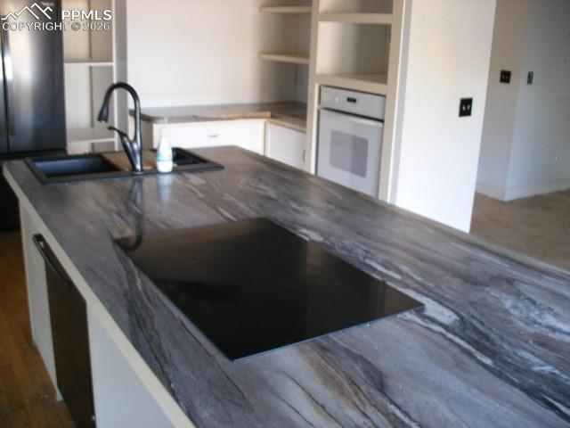 Image 14 of 50: Kitchen