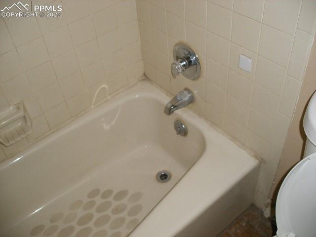 Image 19 of 50: Bathroom