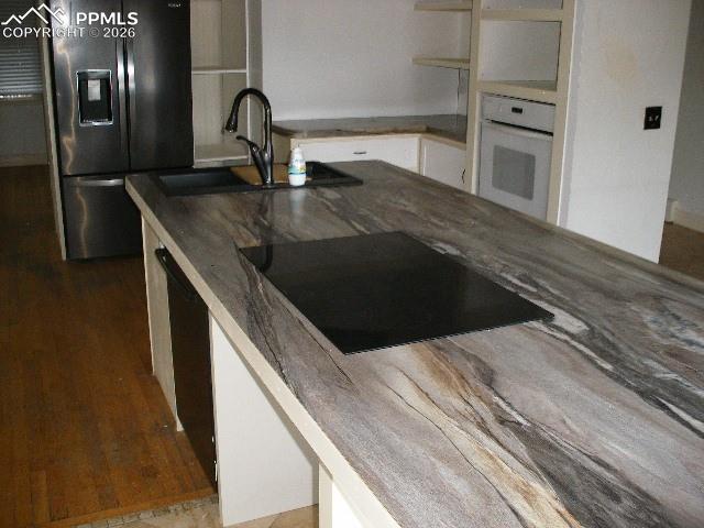 Image 7 of 50: Kitchen