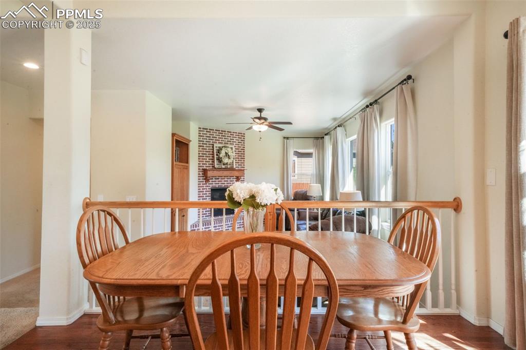 Image 11 of 50: Dining Area