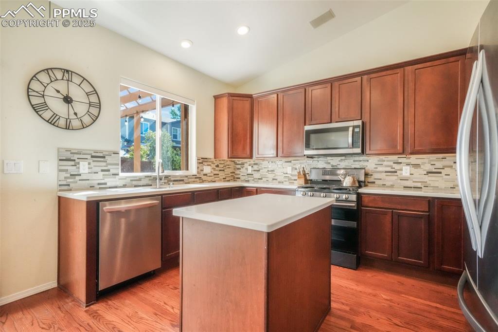 Image 15 of 50: Kitchen