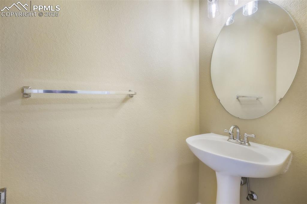 Image 21 of 50: Bathroom