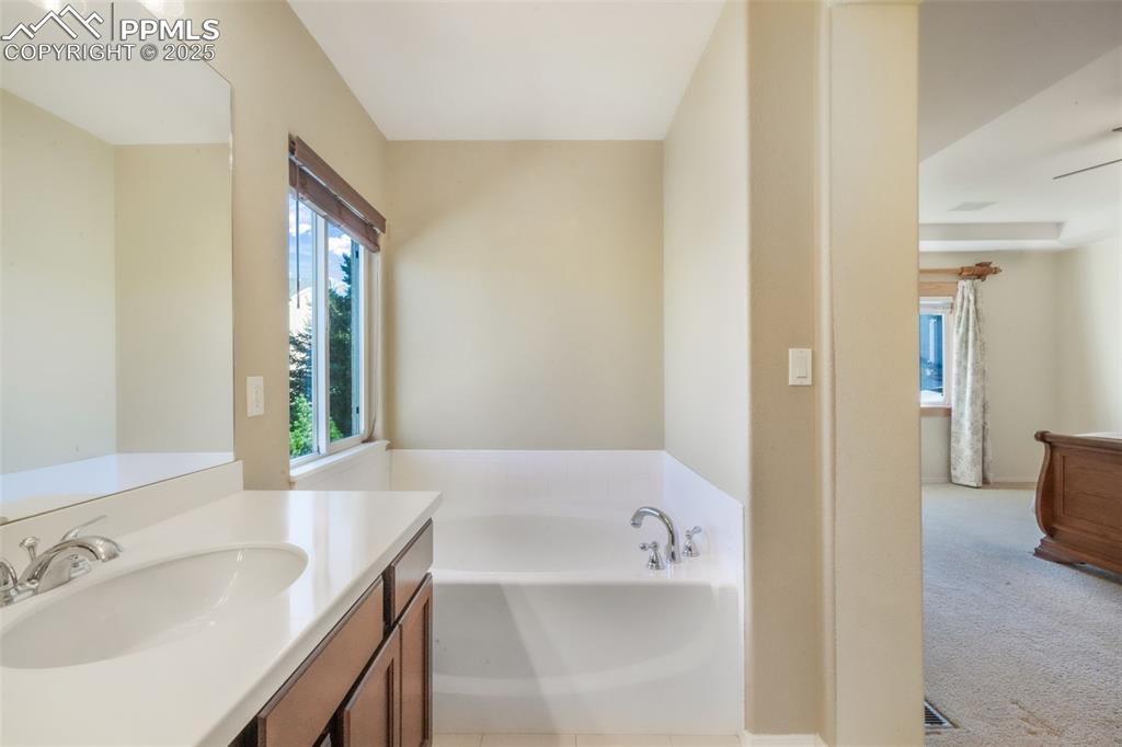 Image 25 of 50: Bathroom