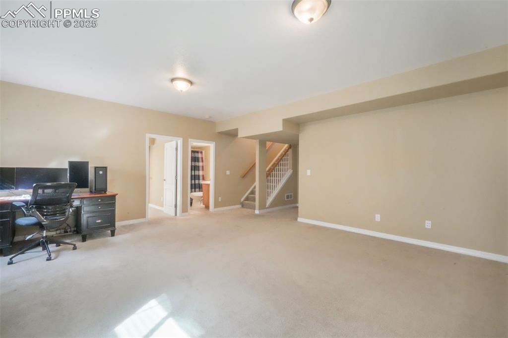 Image 35 of 50: Office