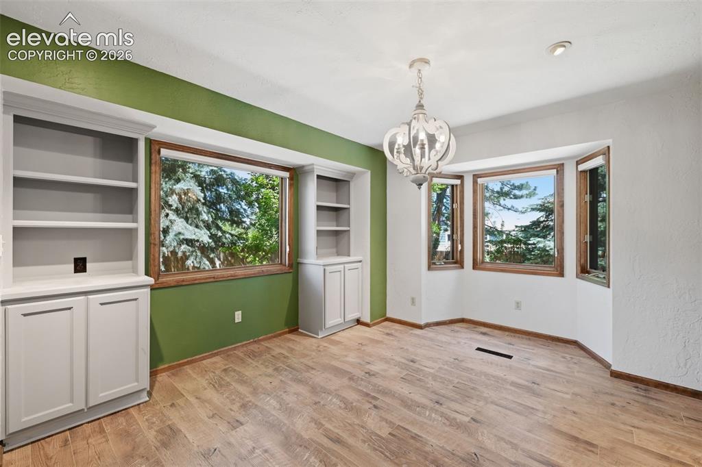 Image 11 of 43: Dining Area