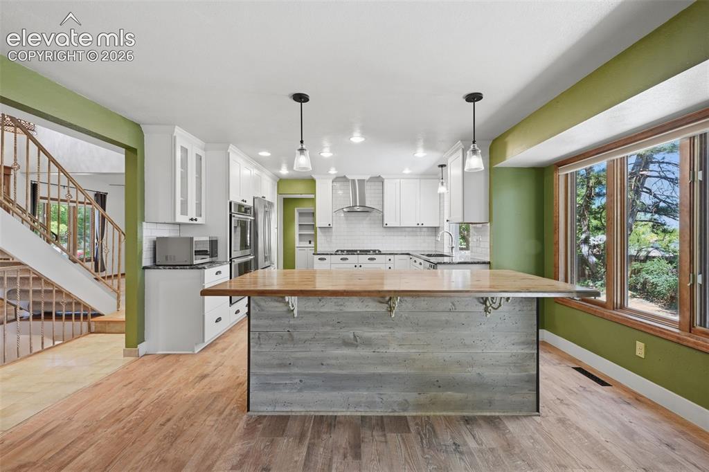 Image 6 of 43: Kitchen