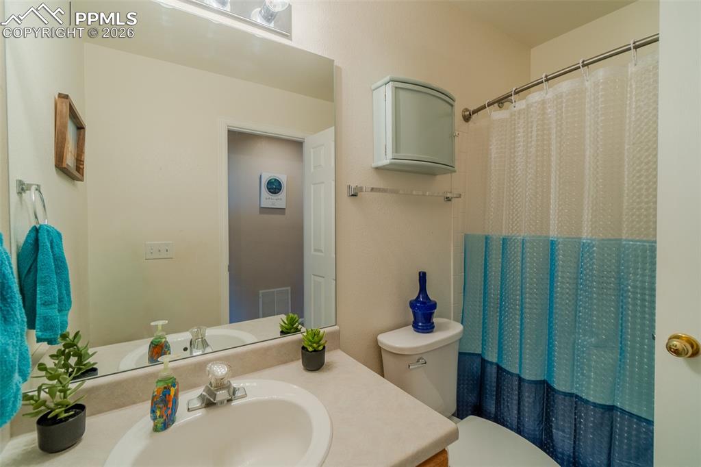 Image 19 of 22: Bathroom