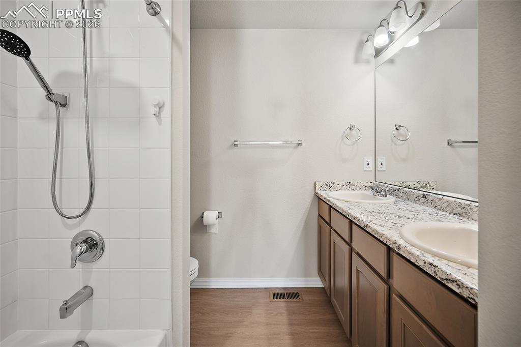 Image 17 of 35: Bathroom