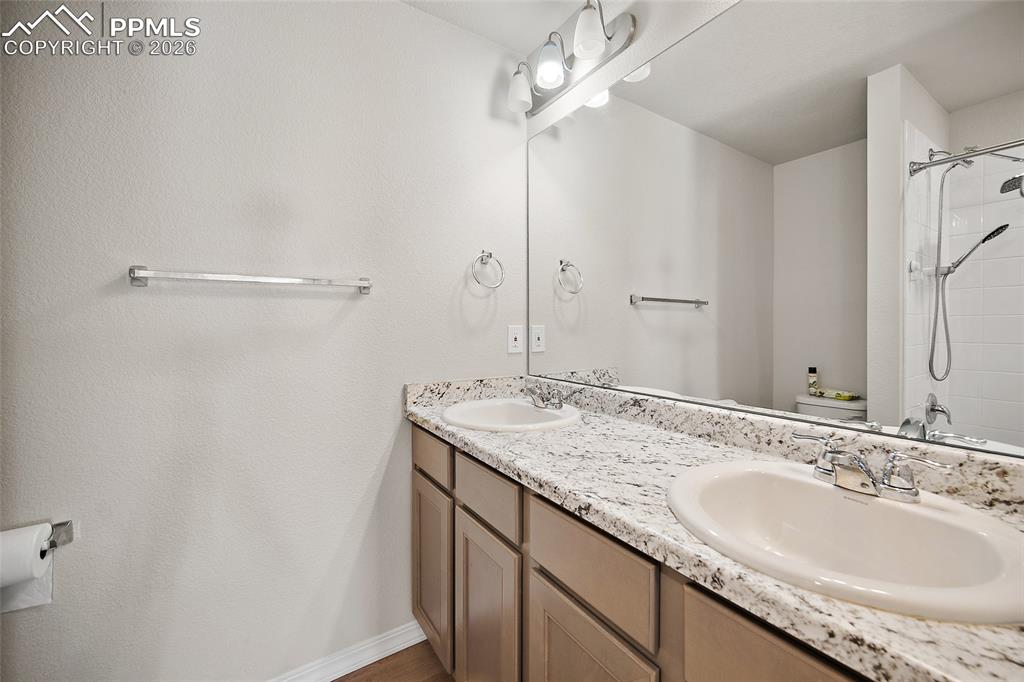 Image 18 of 35: Bathroom