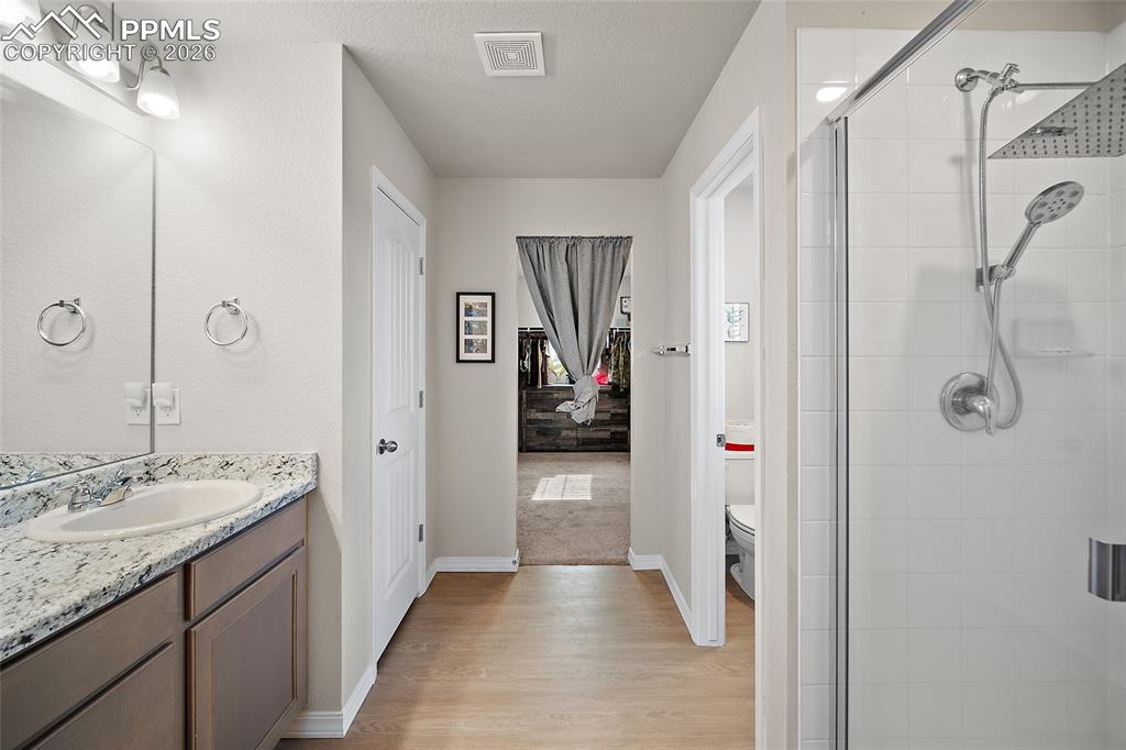 Image 22 of 35: Bathroom