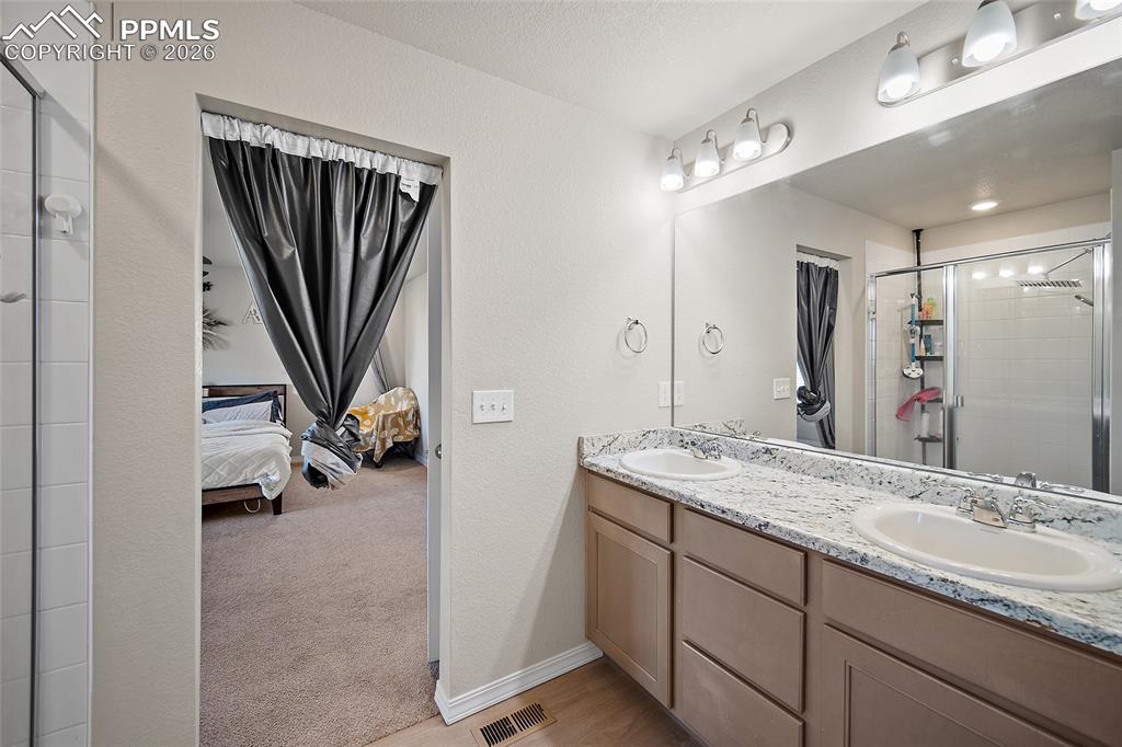 Image 23 of 35: Bathroom