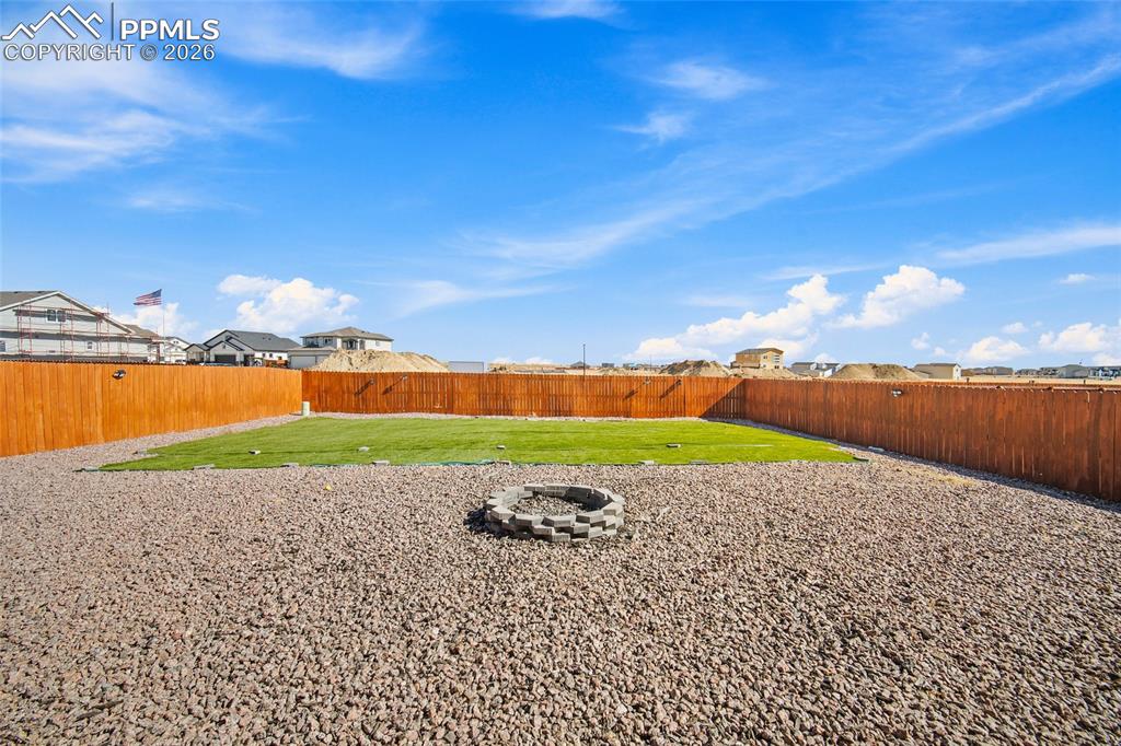 Image 32 of 35: Yard