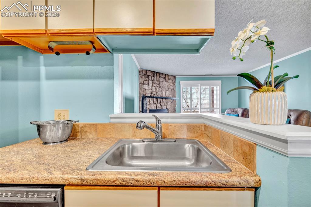 Image 10 of 15: Kitchen