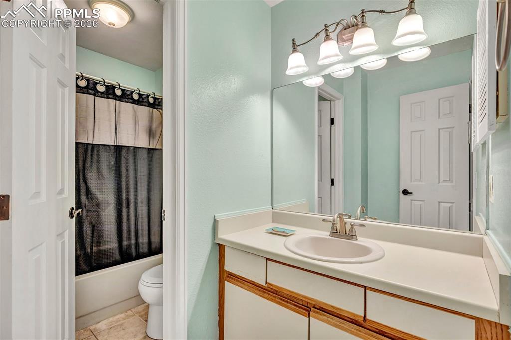 Image 14 of 15: Bathroom