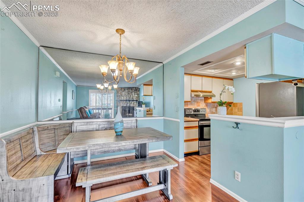 Image 5 of 15: Dining Area