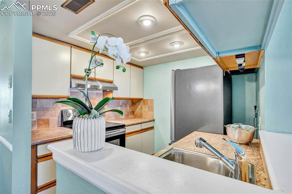 Image 7 of 15: Kitchen