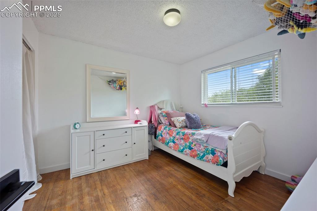 Image 19 of 46: Bedroom