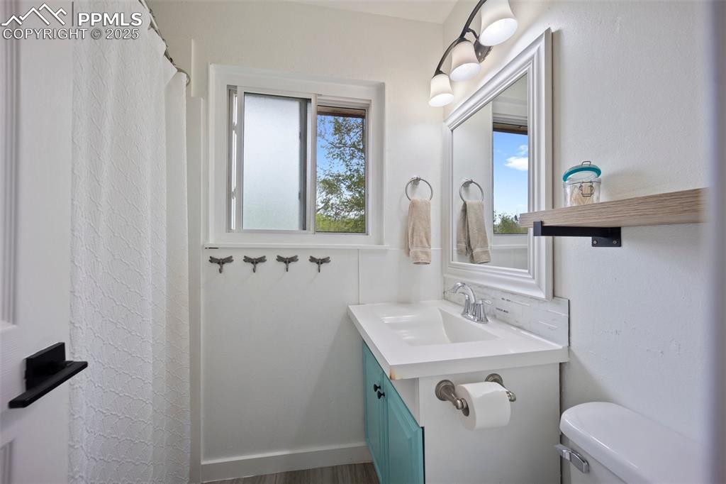 Image 20 of 46: Bathroom
