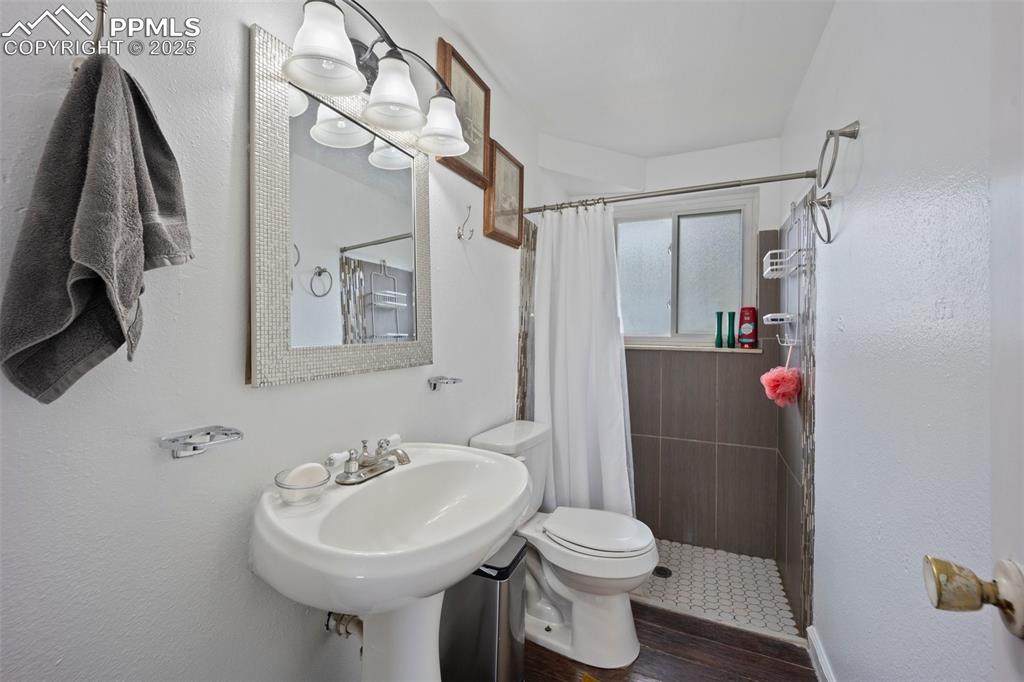 Image 29 of 46: Bathroom