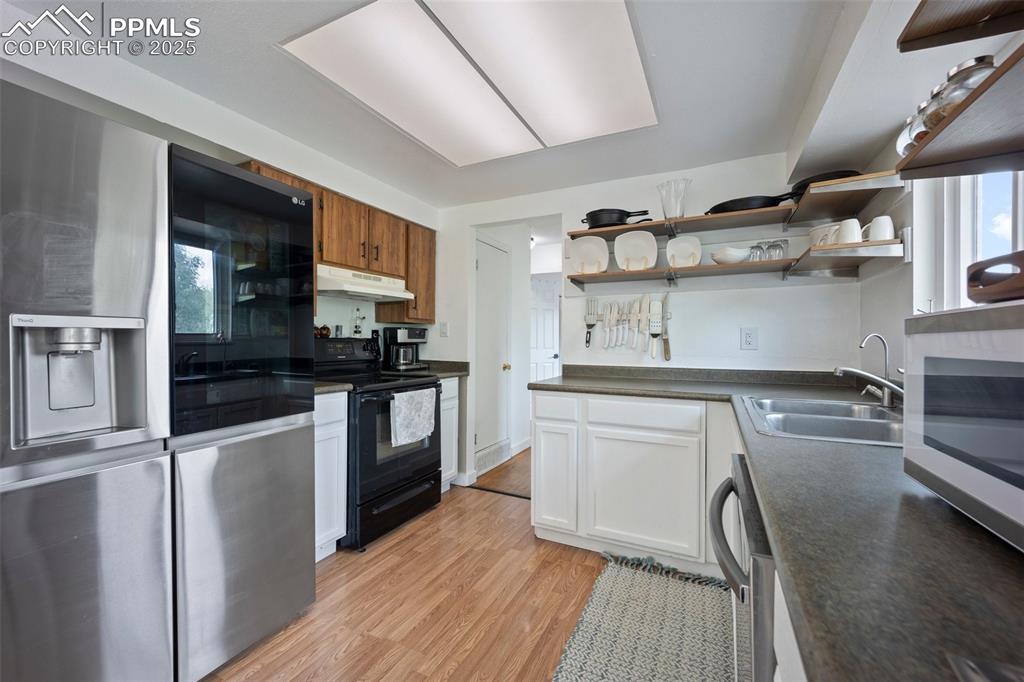 Image 9 of 46: Kitchen