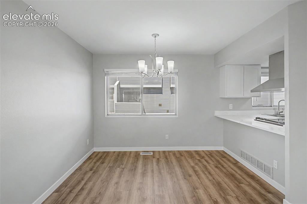 Image 12 of 31: Dining Area