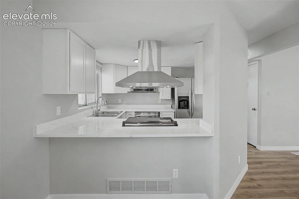 Image 13 of 31: Kitchen