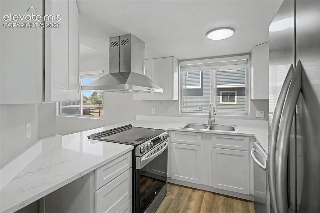 Image 14 of 31: Kitchen