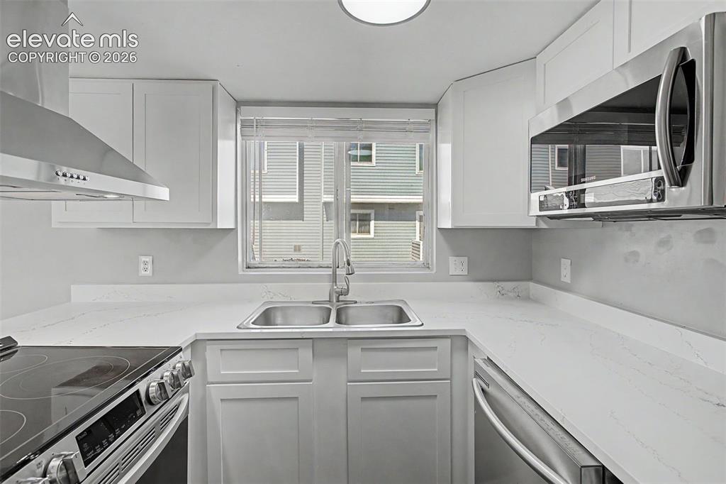 Image 15 of 31: Kitchen