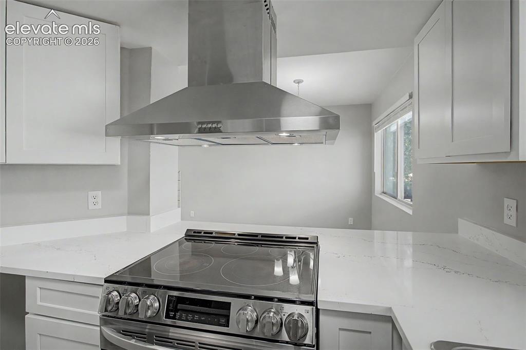 Image 17 of 31: Kitchen