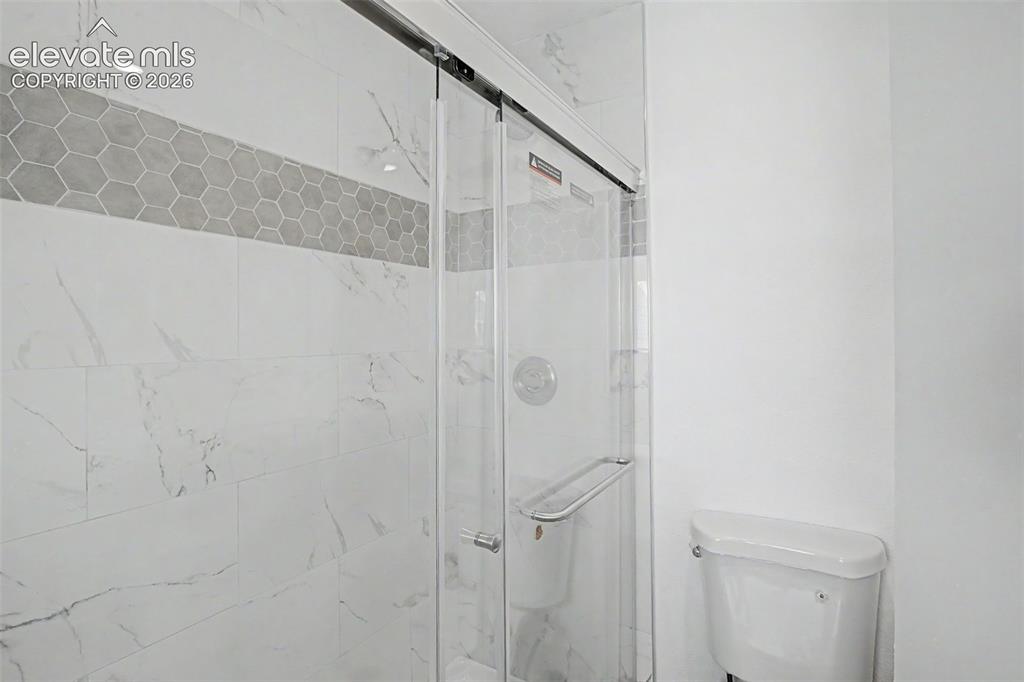 Image 22 of 31: Bathroom