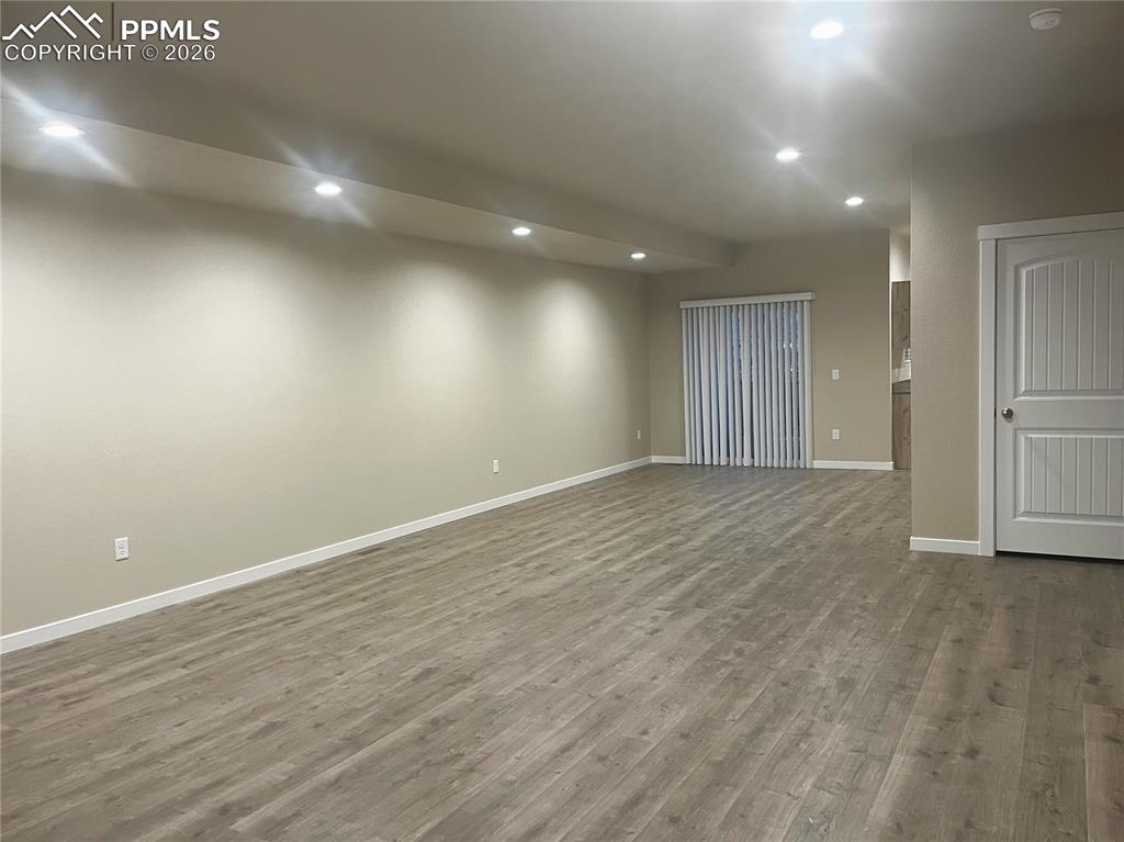 Image 5 of 25: Living Room