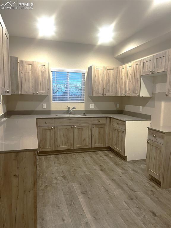 Image 8 of 25: Kitchen