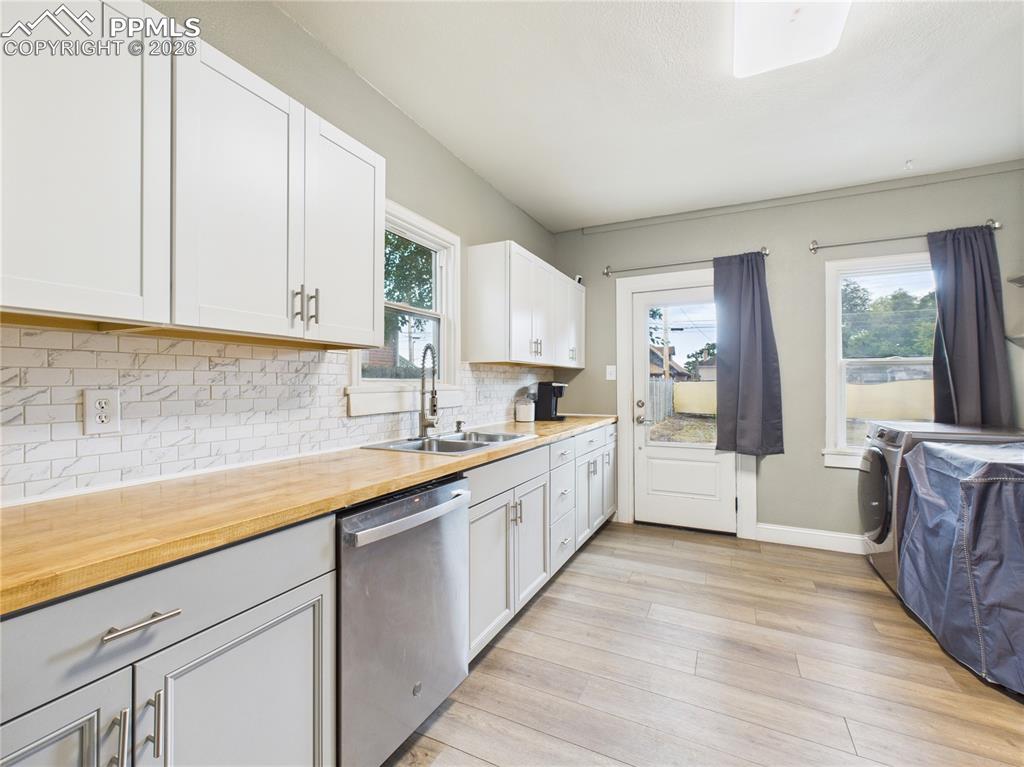 Image 13 of 32: Kitchen