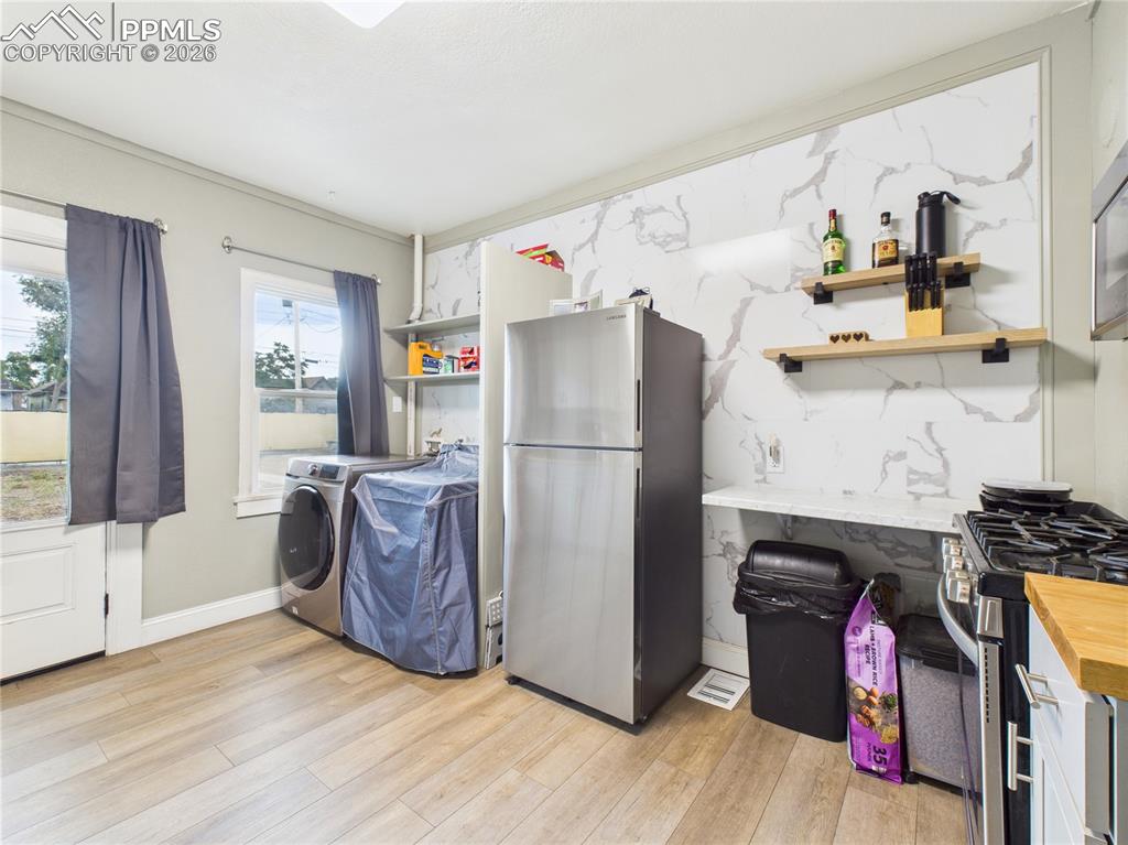 Image 14 of 32: Kitchen