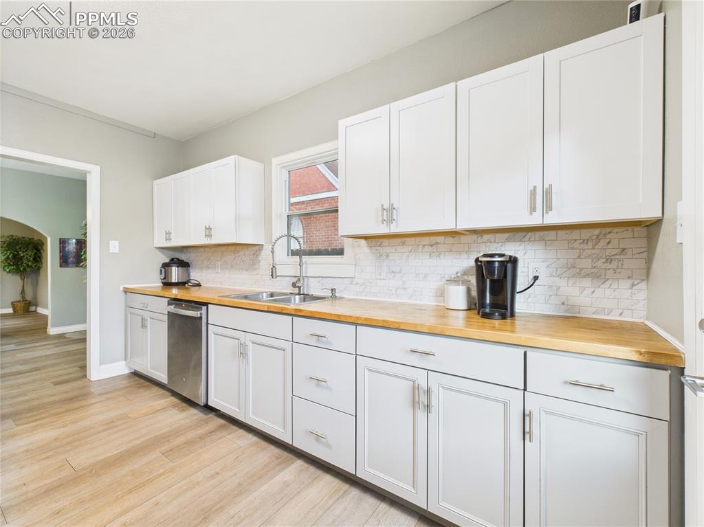 Image 15 of 32: Kitchen