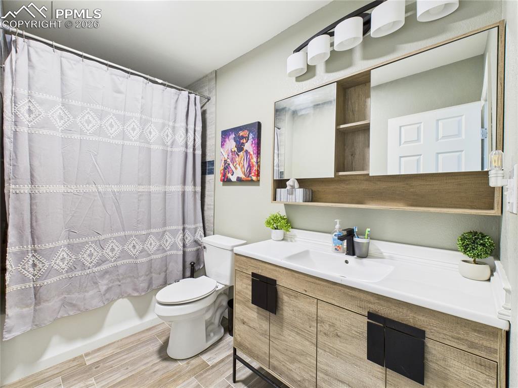 Image 18 of 32: Bathroom