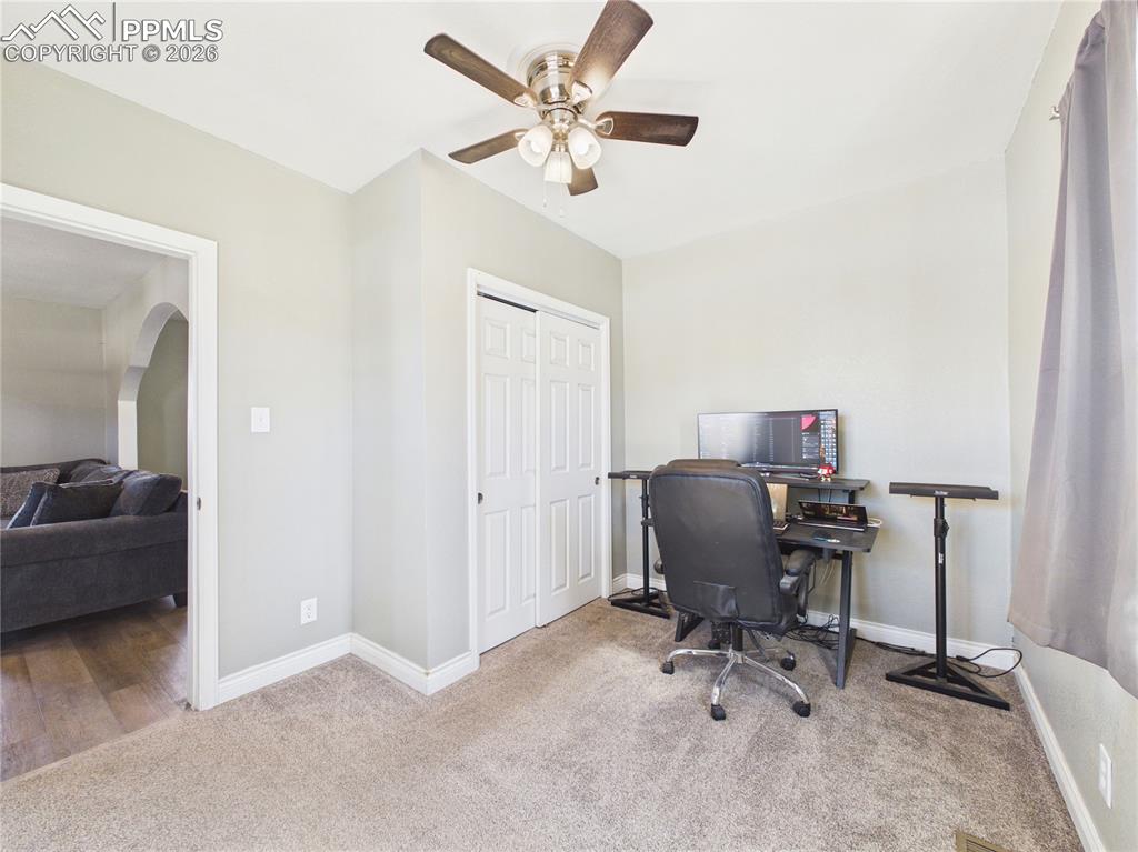 Image 21 of 32: Office