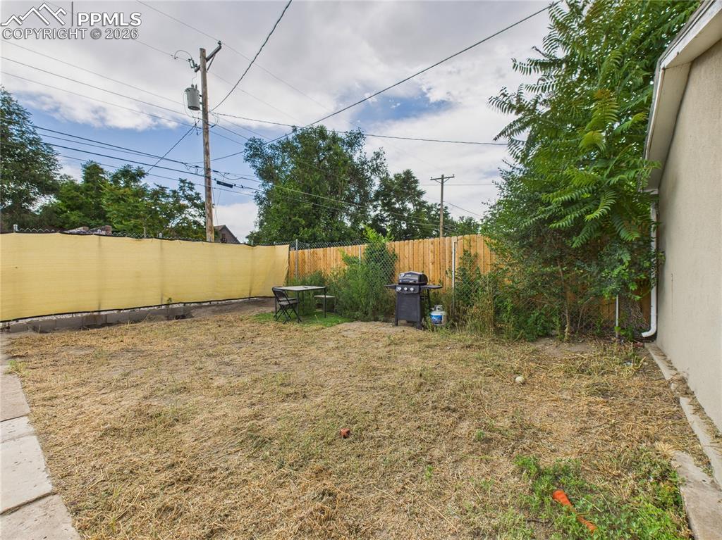 Image 27 of 32: Yard