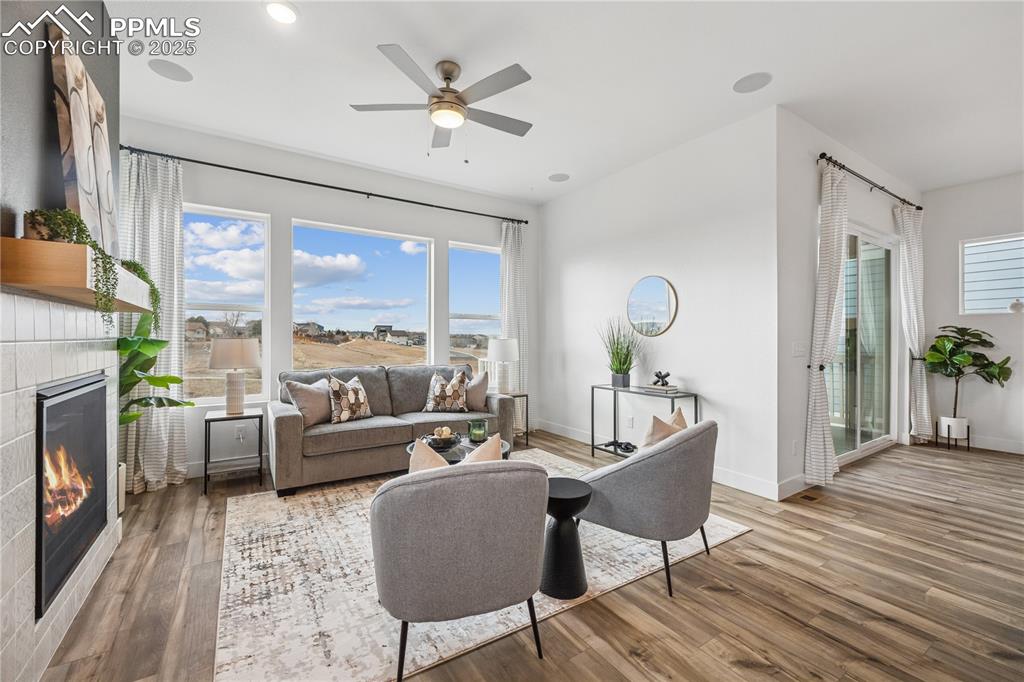 Image 13 of 40: GREAT ROOM WITH TONS OF NATURAL LIGHT