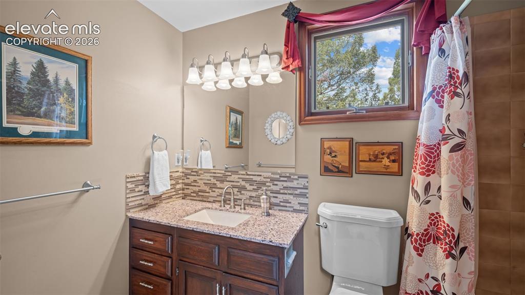 Image 22 of 42: Upper Level Full Bath located between both upper bedrooms.