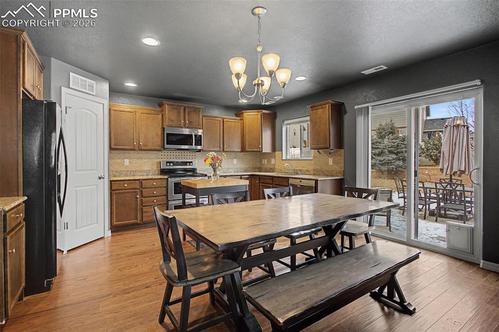 Image 13 of 33: Kitchen