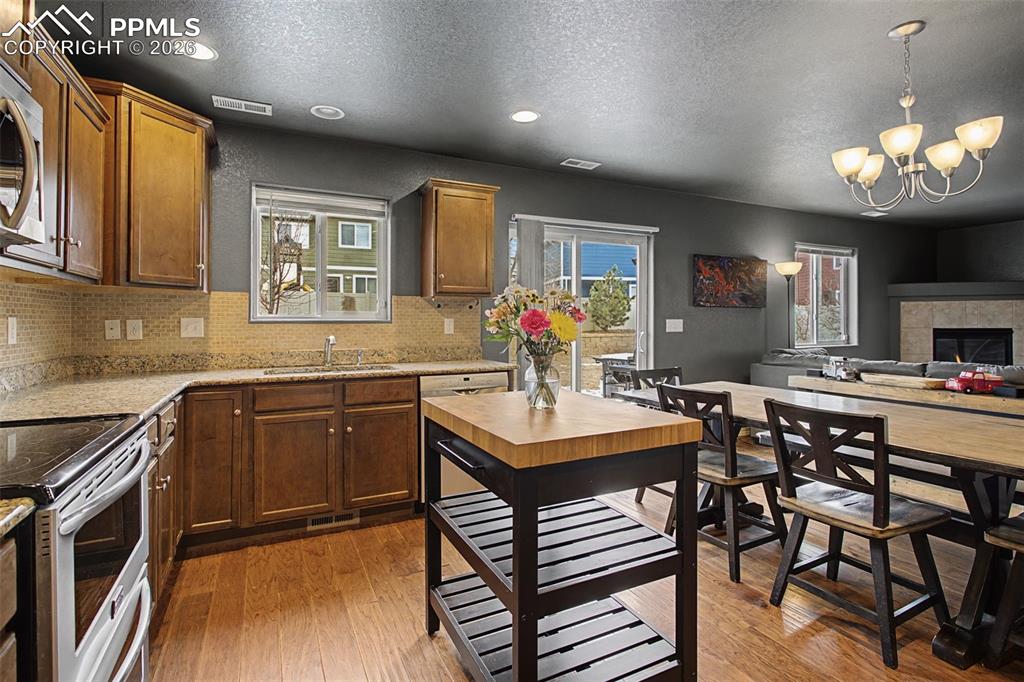 Image 15 of 33: Kitchen