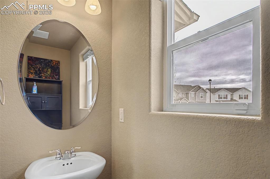 Image 17 of 33: Bathroom